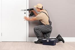 24 hour locksmith fixes door lock